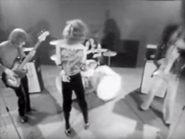 Led Zeppelin – Communication Breakdown